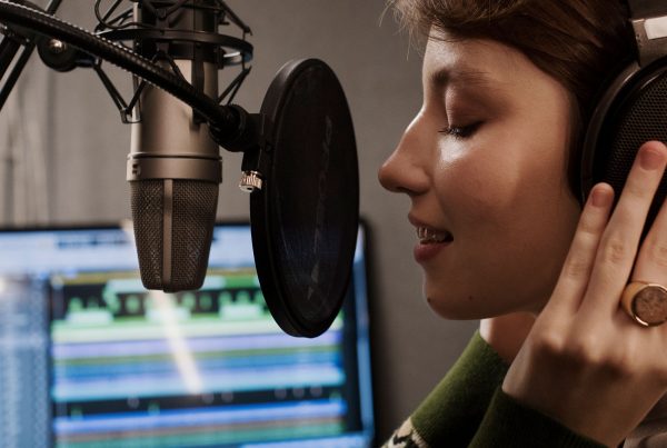 voz en off para videos