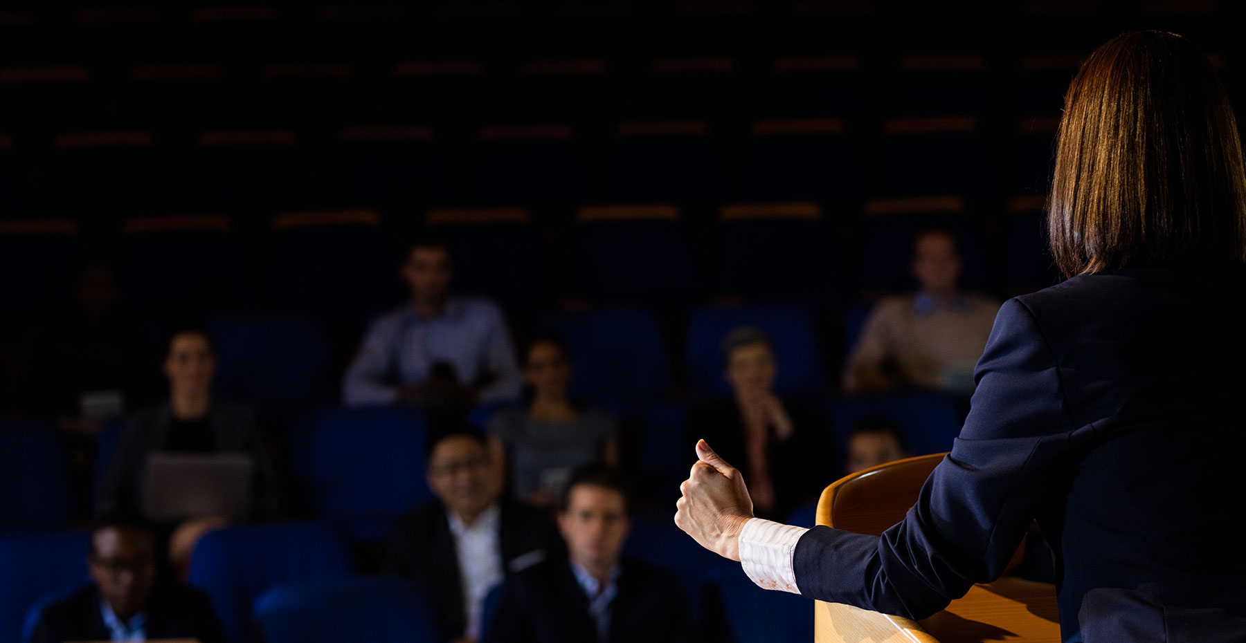¿Cómo puedo certificarme como conferencista profesional?